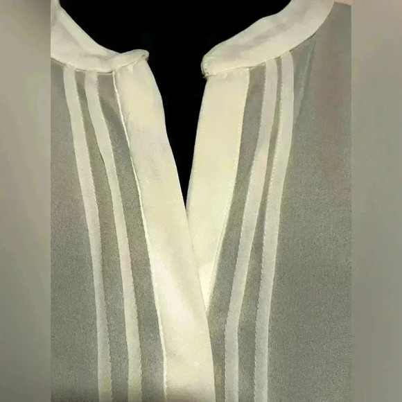 VINCE CAMUTO Split Neck Ruffle Butterfly Sleeve Blouse Women's M White Pleated - Picture 3 of 5